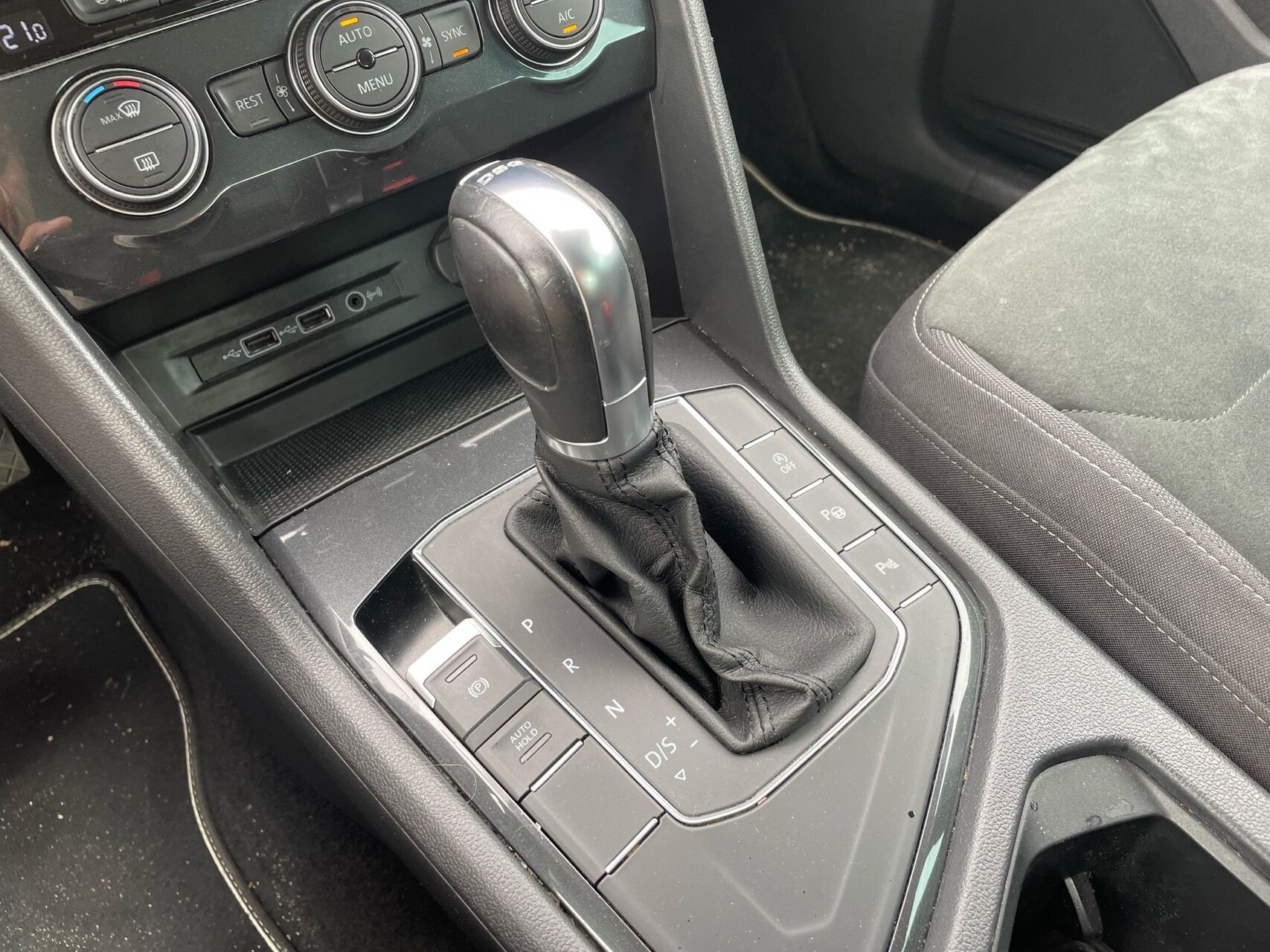 Grå VW Tiguan fra 2019