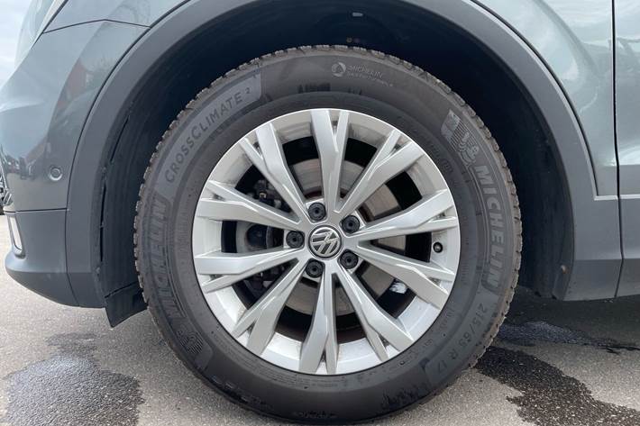 Grå VW Tiguan fra 2019