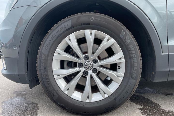 Grå VW Tiguan fra 2019