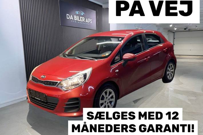 Rød Kia Rio fra 2015 set udefra