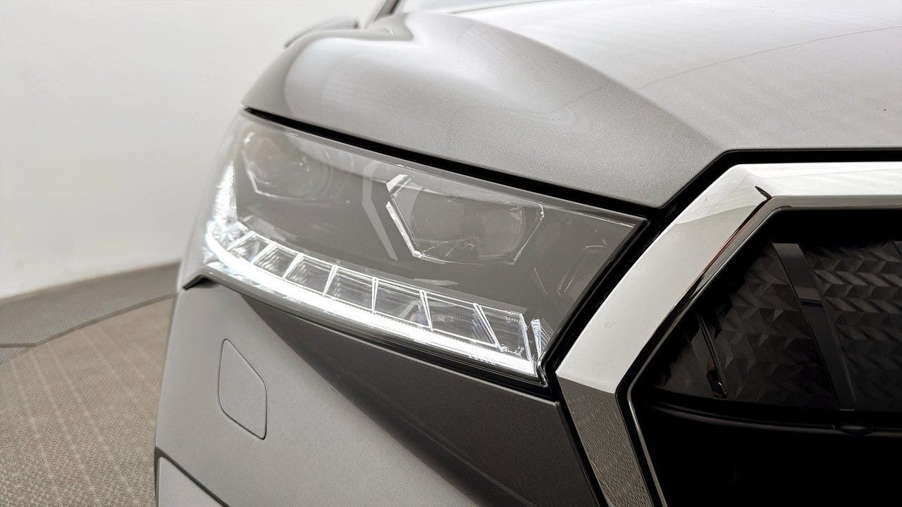 Grå Skoda Enyaq fra 2025
