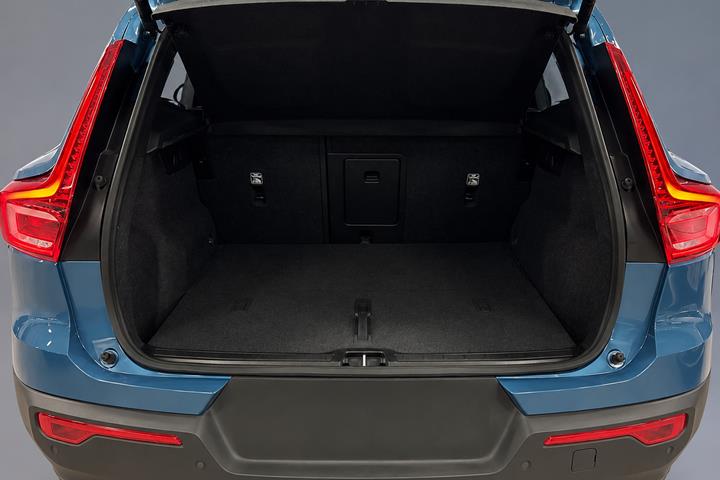 Blå Volvo EX40 fra 2025