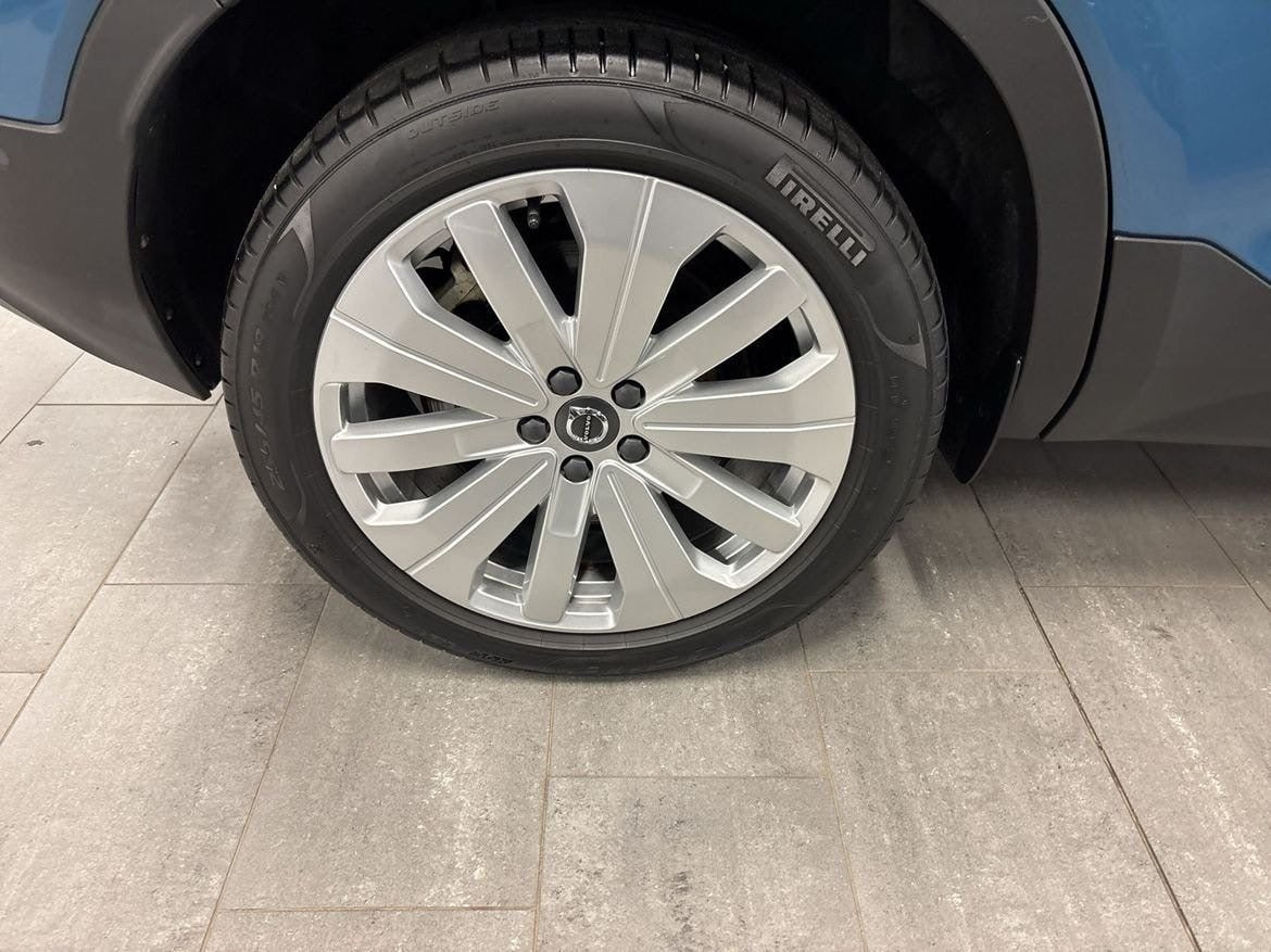 Blå Volvo EX40 fra 2025