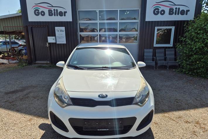 Grøn Kia Rio fra 2013