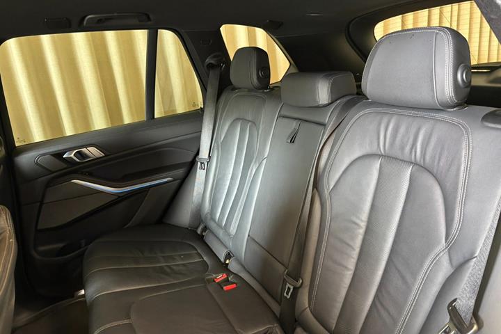 Sort BMW X5 fra 2020