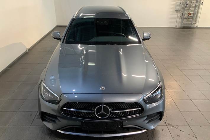 Grå Mercedes E300 e fra 2022