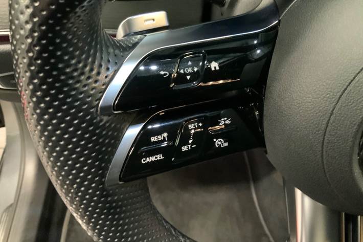 Grå Mercedes E300 e fra 2022