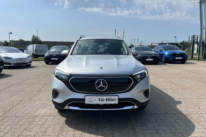 Sølv Mercedes EQB250 fra 2023