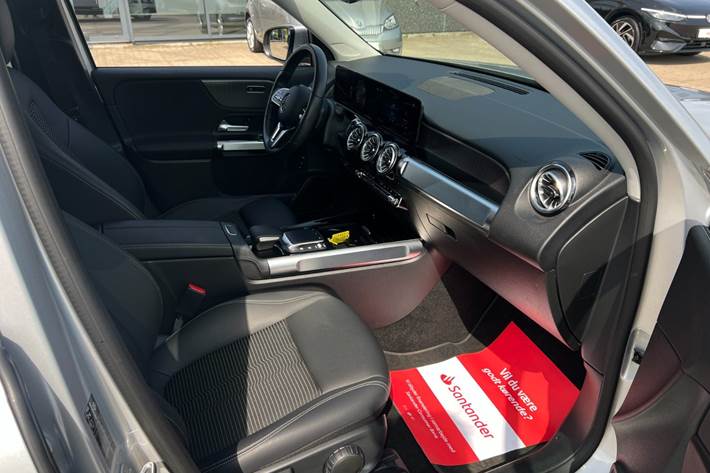 Sølv Mercedes EQB250 fra 2023