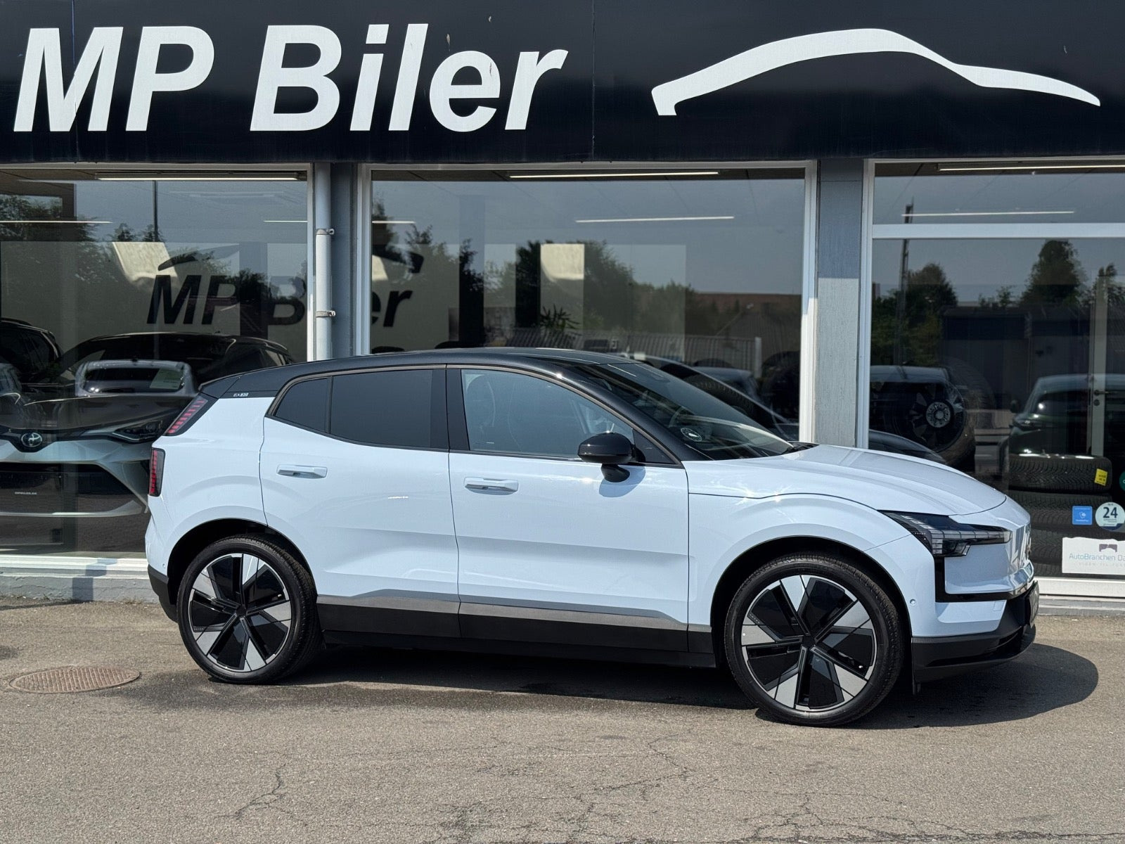 Hvid Volvo EX30 fra 2025