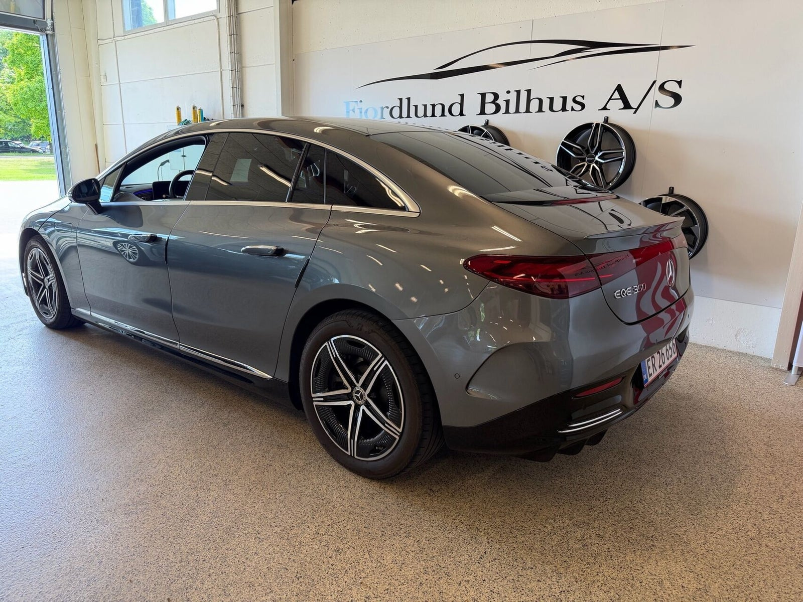 Grå Mercedes EQE350 fra 2024