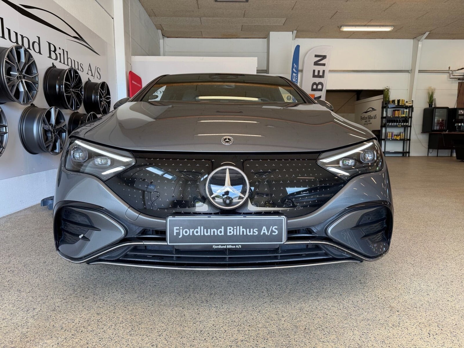 Grå Mercedes EQE350 fra 2024