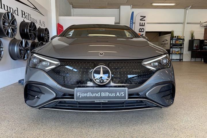 Grå Mercedes EQE350 fra 2024