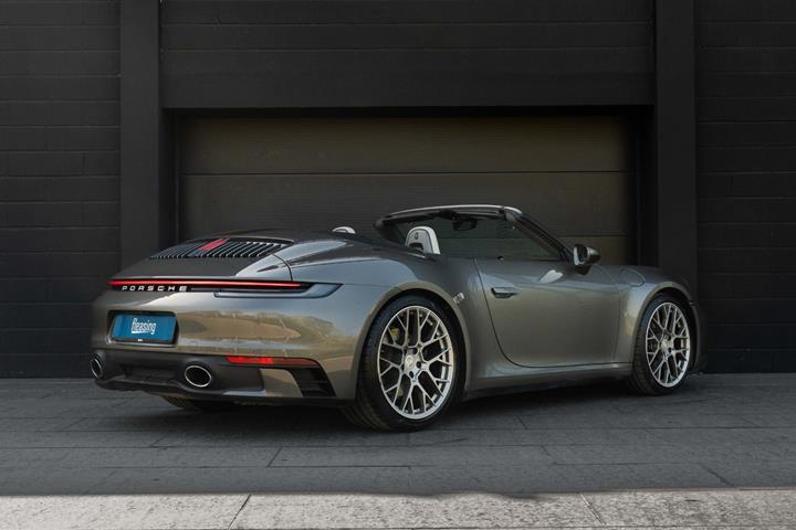 Grå Porsche 911 Carrera 4S fra 2020