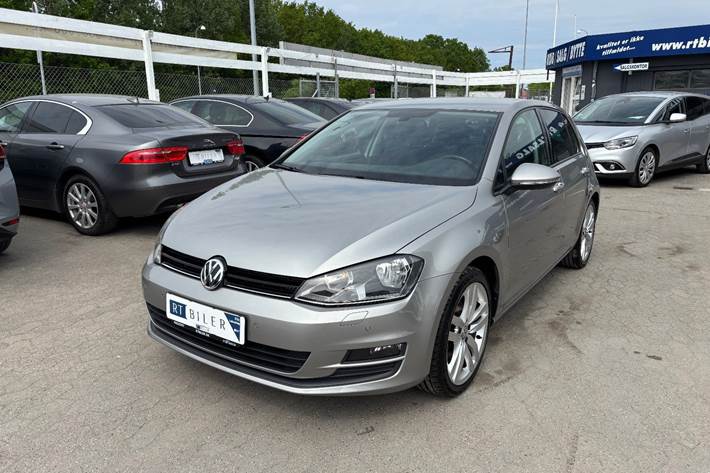 Hvid VW Golf VII fra 2017 set udefra