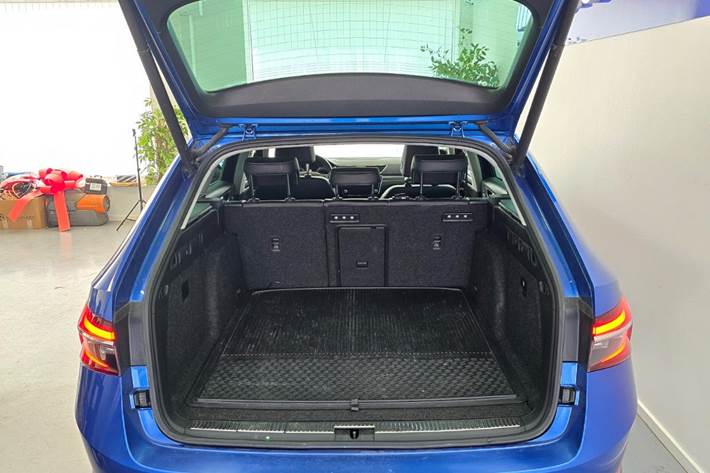 Blå Skoda Superb fra 2020