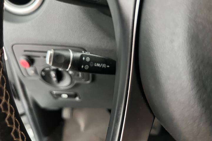 Gul Mercedes Vito 114 fra 2017
