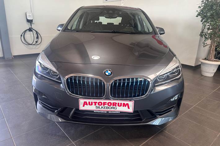 Grå BMW 225xe fra 2019