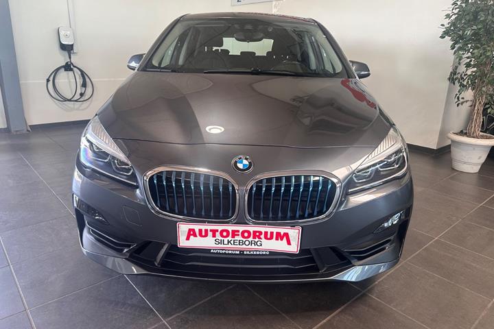 Grå BMW 225xe fra 2019
