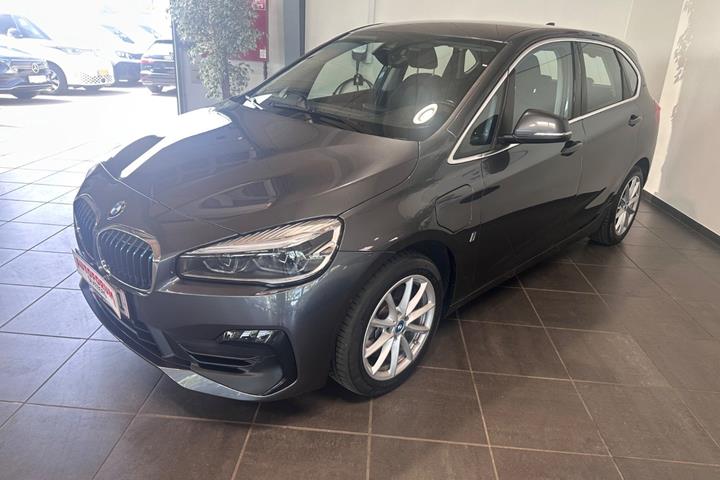 Grå BMW 225xe fra 2019