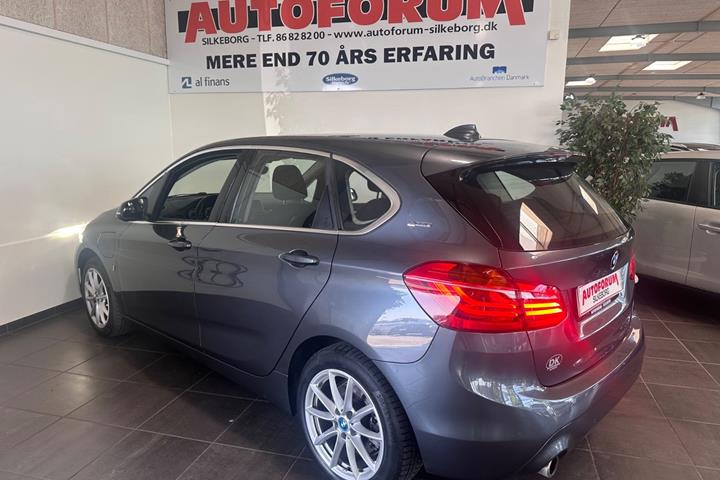 Grå BMW 225xe fra 2019
