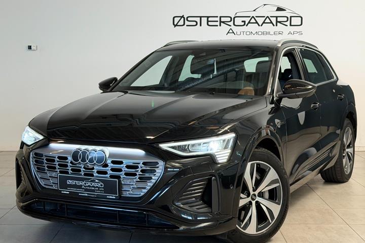 Sort Audi Q8 e-tron fra 2024 set udefra