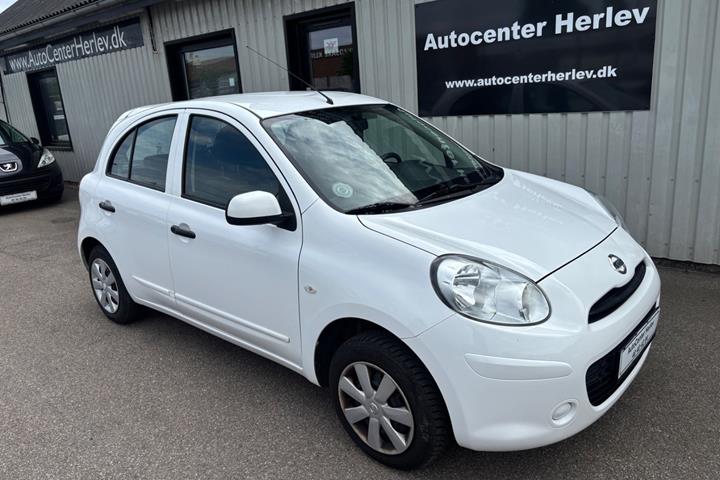 Hvid Nissan Micra fra 2012 set udefra