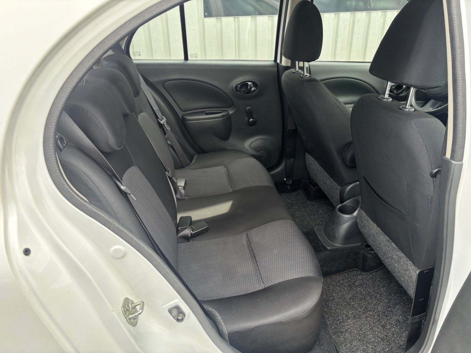 Hvid Nissan Micra fra 2012