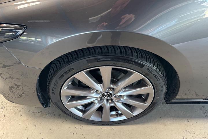 Grå Mazda 3 fra 2019