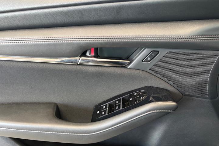 Grå Mazda 3 fra 2019
