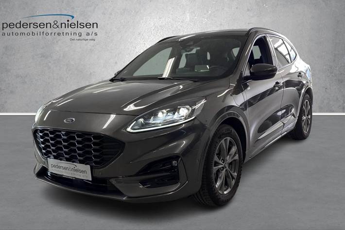 Sort Ford Kuga fra 2020 set udefra