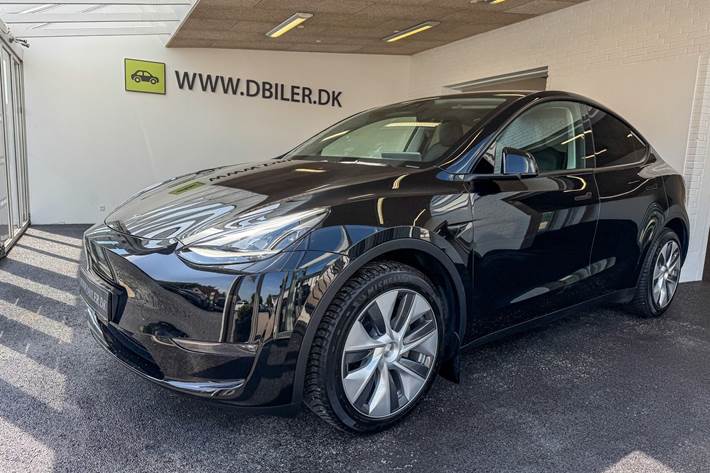 Sort Tesla Model Y fra 2023