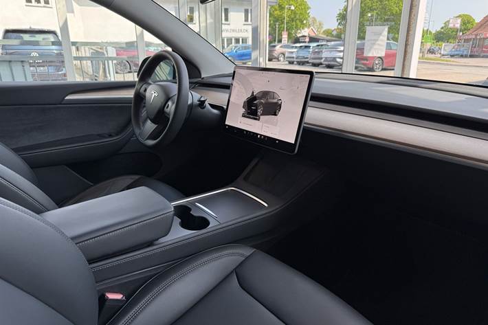 Sort Tesla Model Y fra 2023