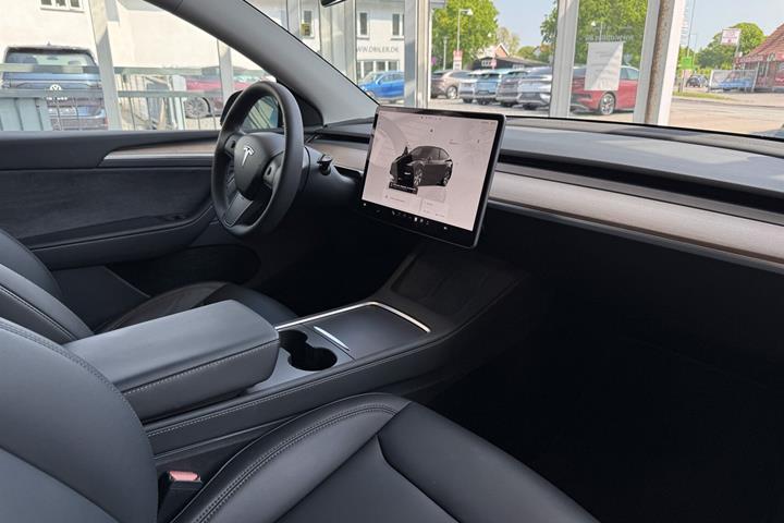 Sort Tesla Model Y fra 2023