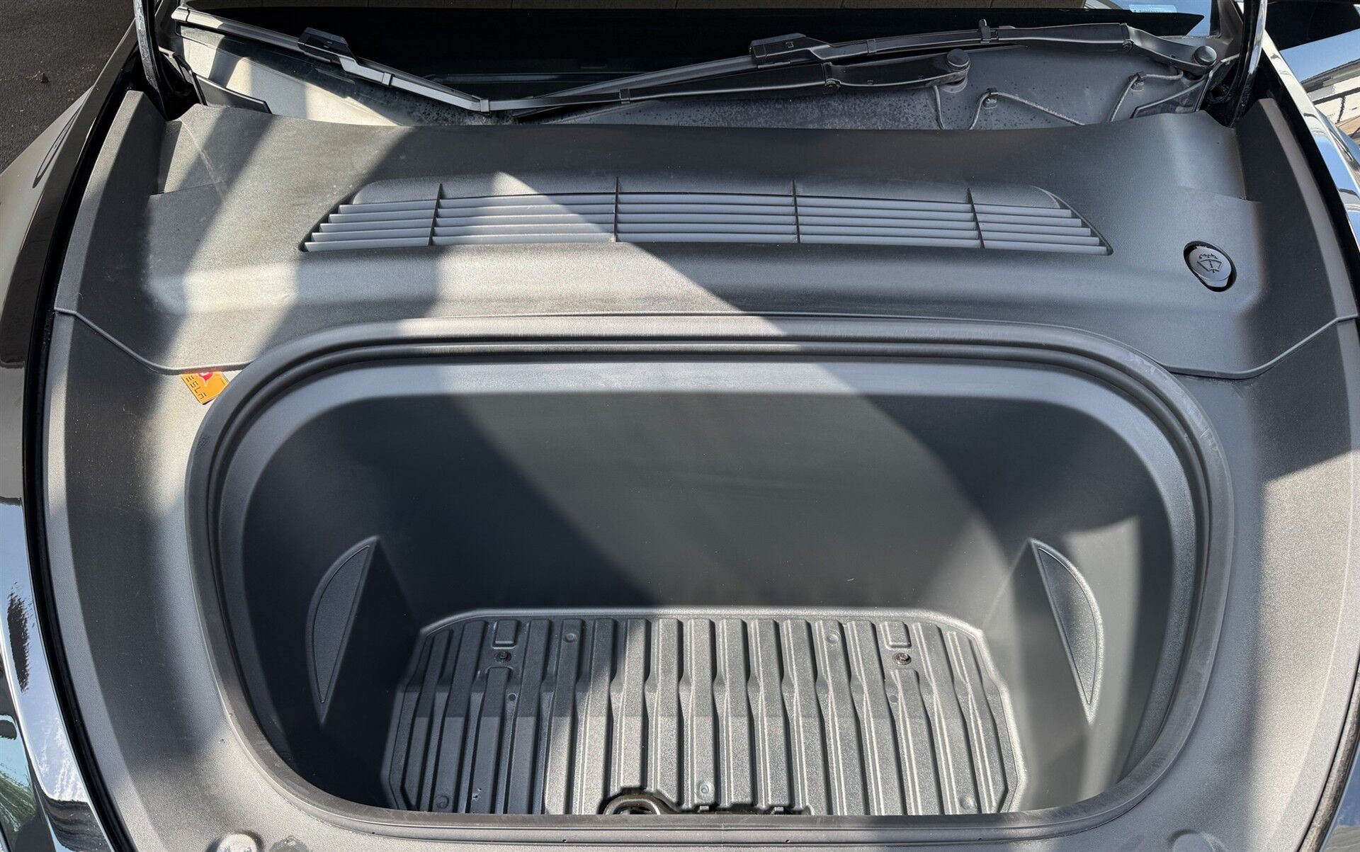 Sort Tesla Model Y fra 2023