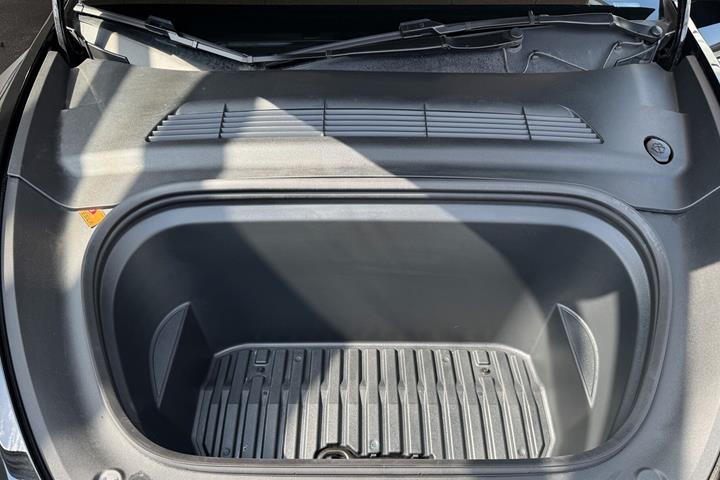 Sort Tesla Model Y fra 2023