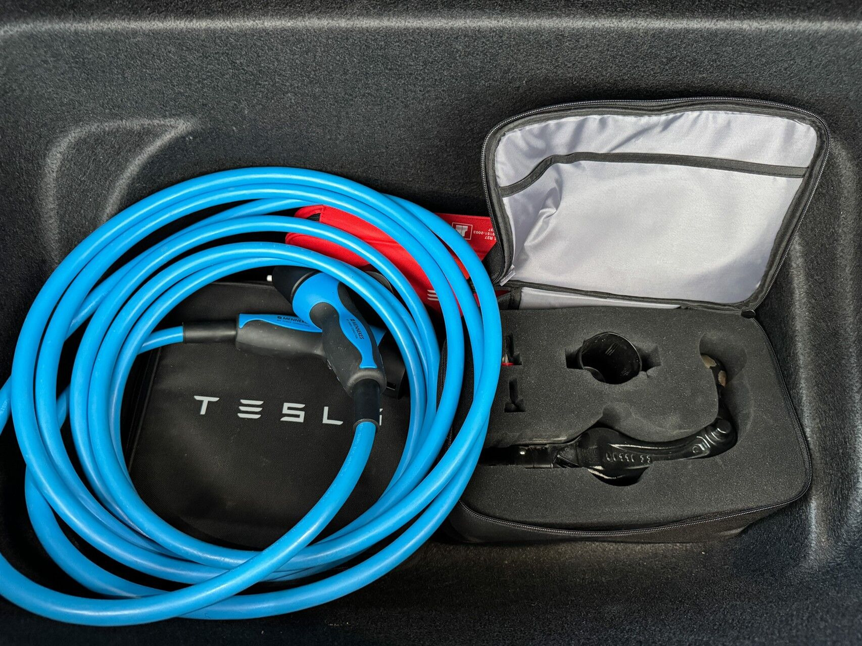 Sort Tesla Model Y fra 2023