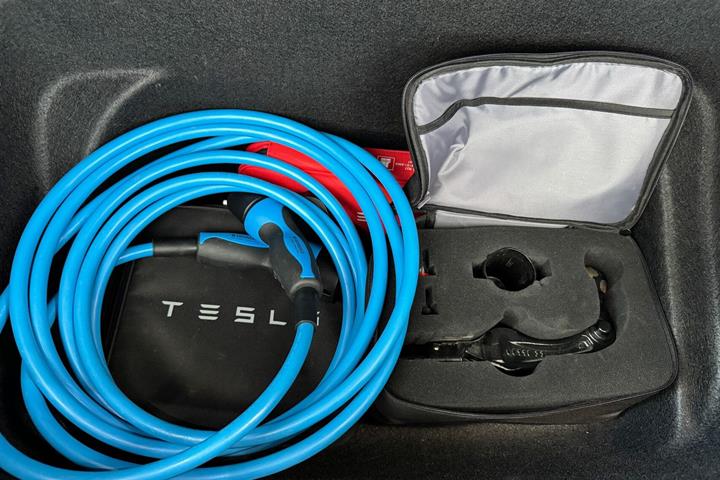 Sort Tesla Model Y fra 2023