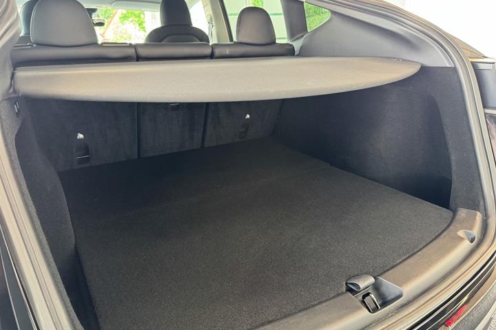 Sort Tesla Model Y fra 2023