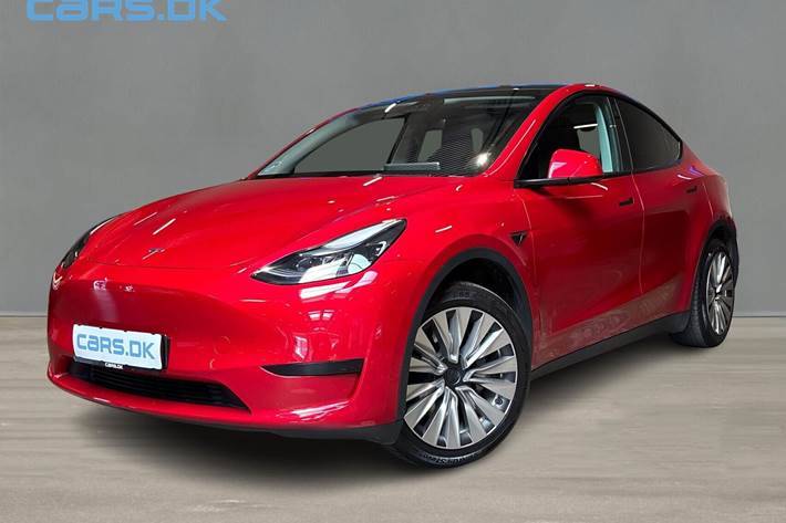 Rød Tesla Model Y fra 2023 set udefra