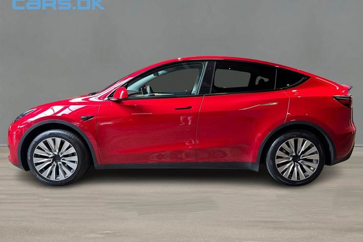 Rød Tesla Model Y fra 2023