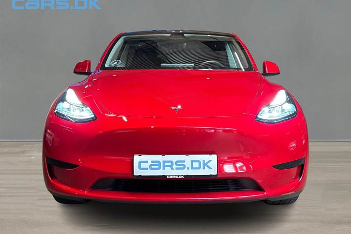 Rød Tesla Model Y fra 2023