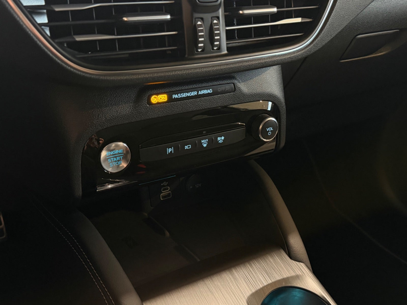 Grå Ford Kuga fra 2024