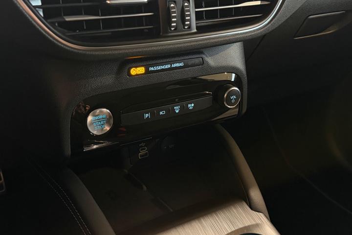 Grå Ford Kuga fra 2024