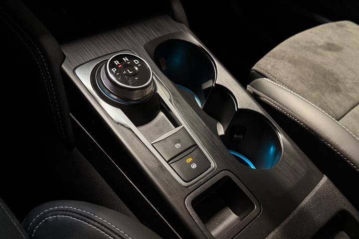 Grå Ford Kuga fra 2024