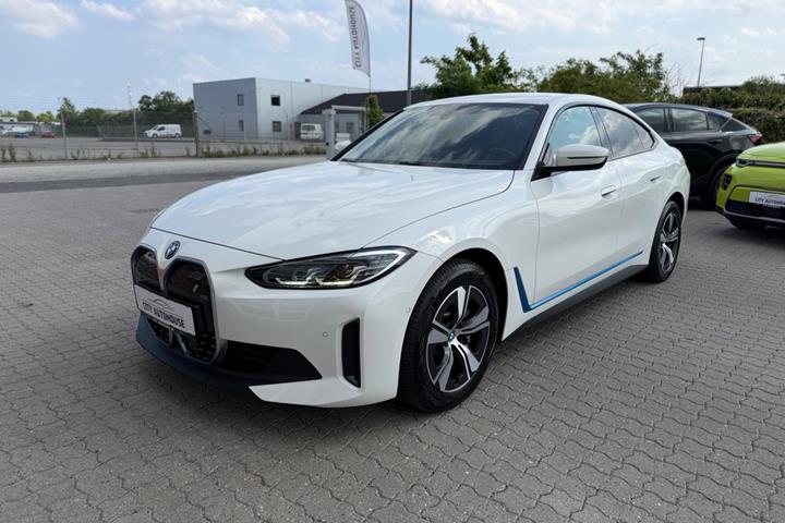 Hvid BMW i4 fra 2023 set udefra