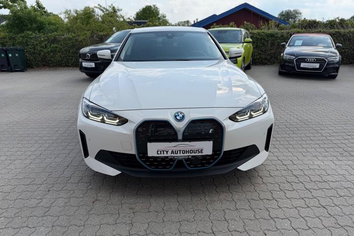 Hvid BMW i4 fra 2023