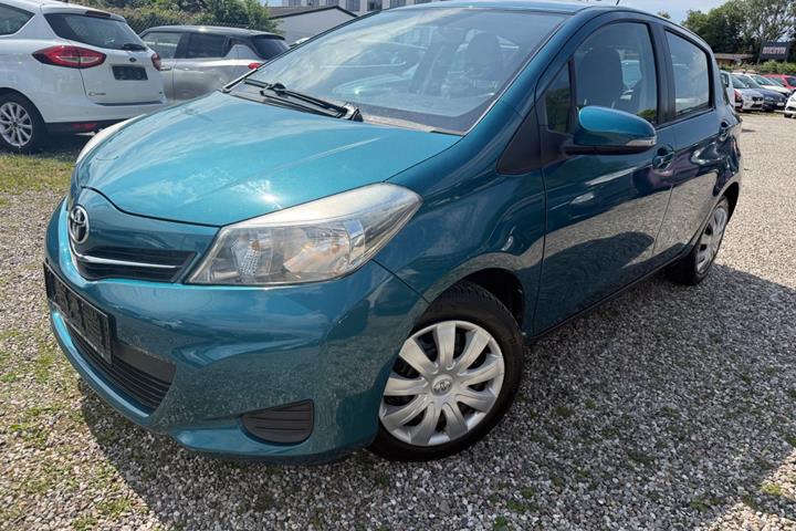 Grøn Toyota Yaris fra 2012 set udefra