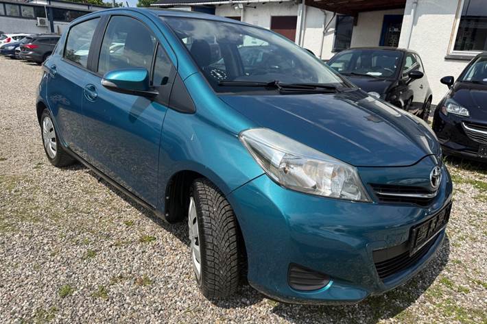 Grøn Toyota Yaris fra 2012