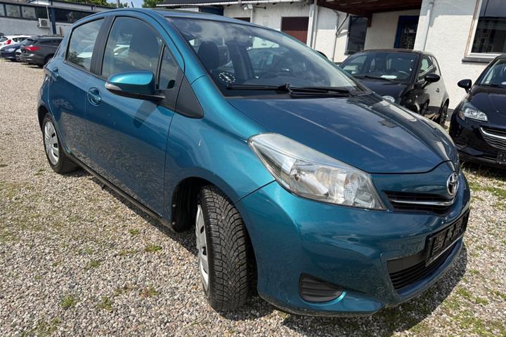 Grøn Toyota Yaris fra 2012